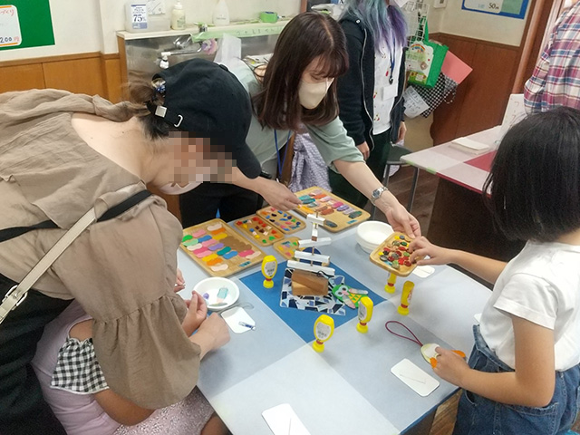 ワークショップに集まる大人と子ども