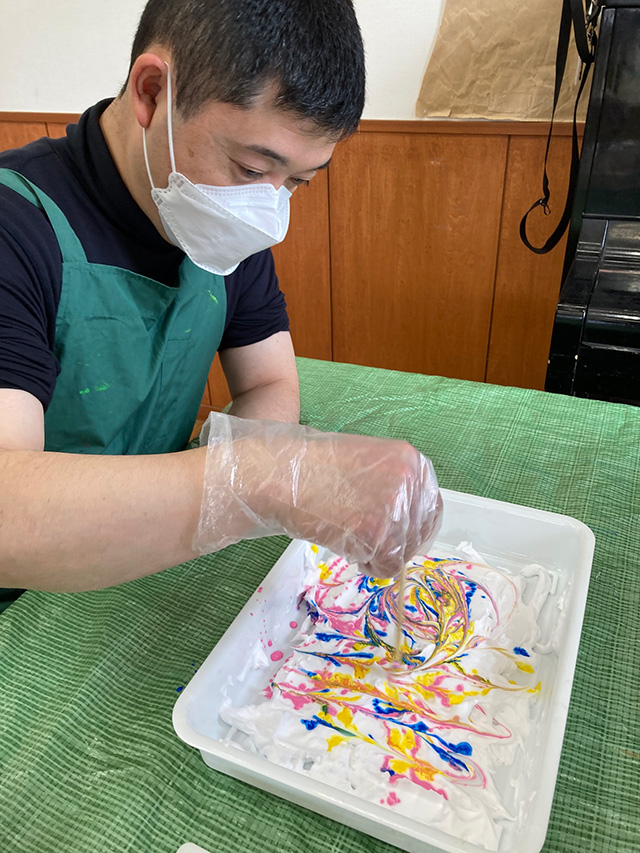 カラフルな素材を拡げる男性